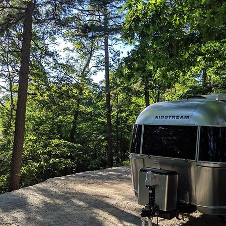 Airstream Caravel 2020 Loblolly Pines Adventure Camp Hotel Eureka Springs Buitenkant foto